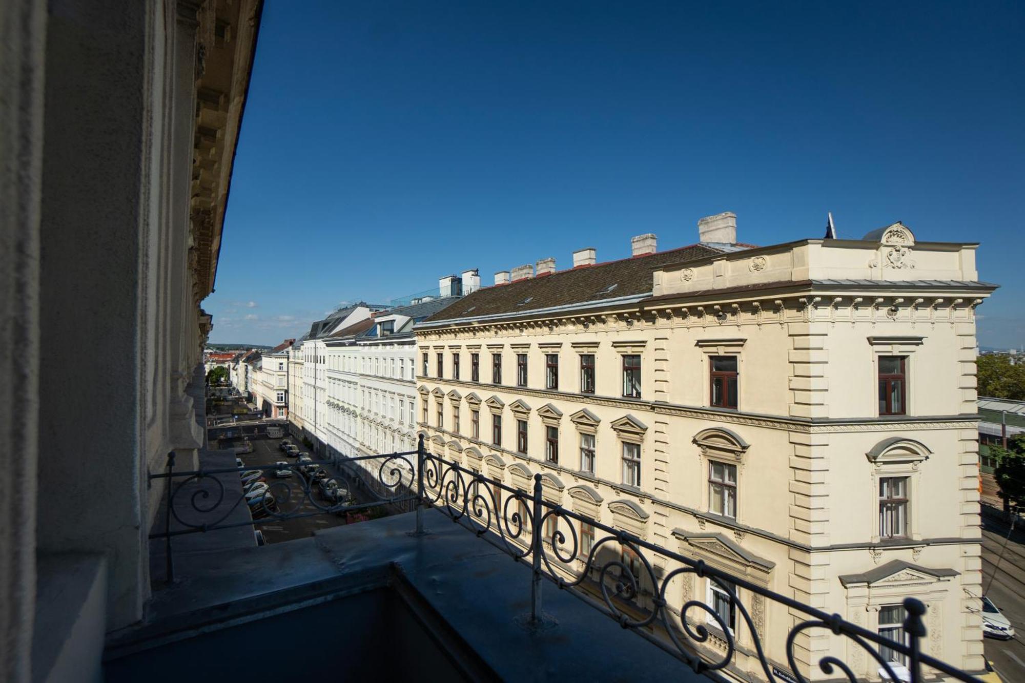 Charming 2-Room Apartment With Balcony, 15 Min To Center Виена Екстериор снимка