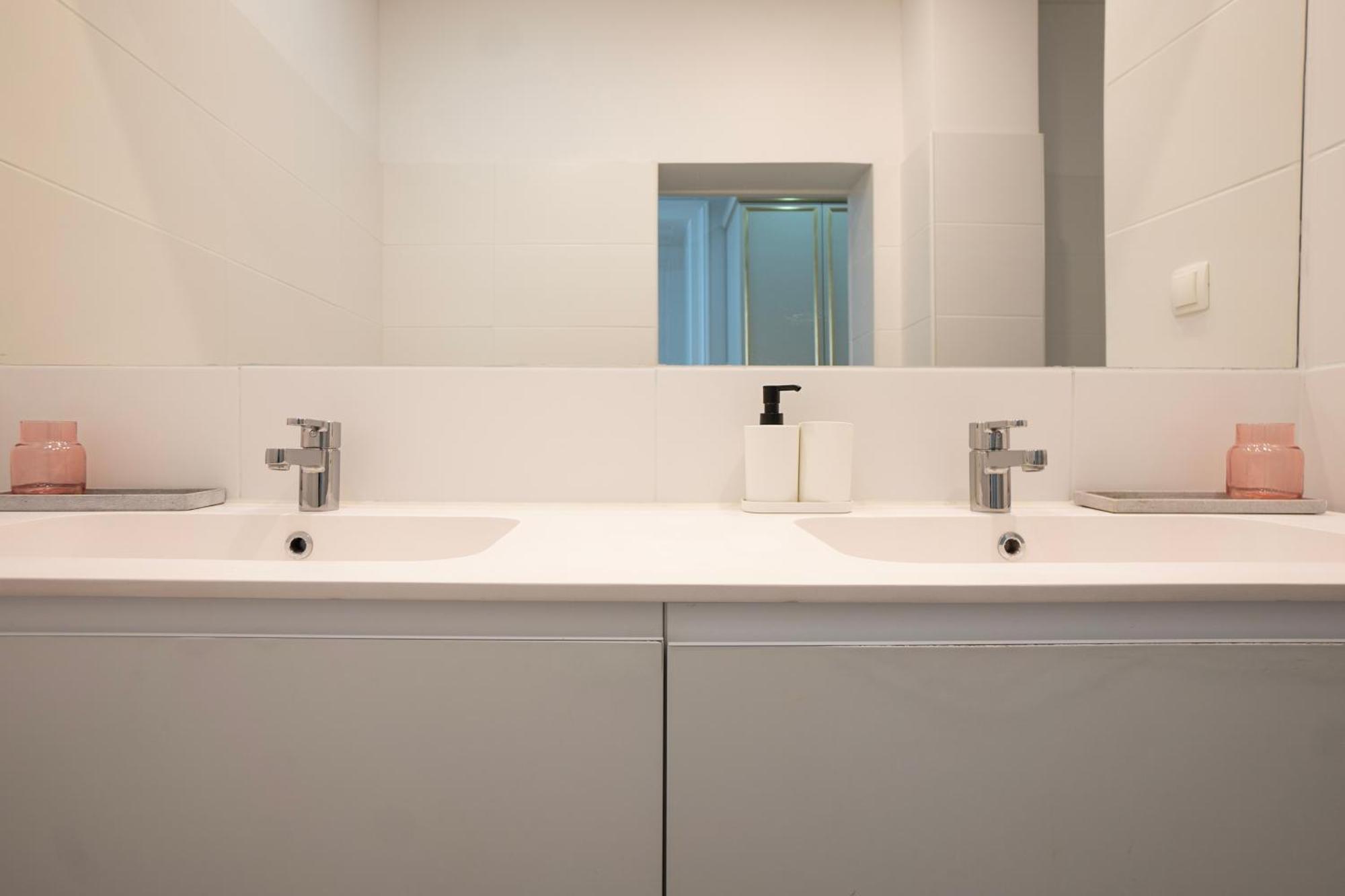Charming 2-Room Apartment With Balcony, 15 Min To Center Виена Екстериор снимка