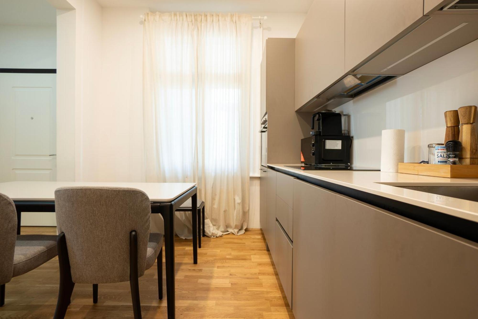 Charming 2-Room Apartment With Balcony, 15 Min To Center Виена Екстериор снимка